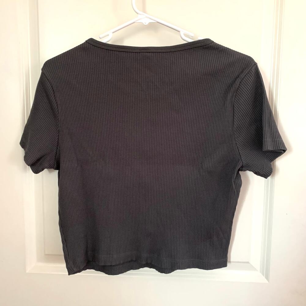 3/$15 Uniqlo Ribbed Crew Neck Short Sleeve Cropped T-shirt Gray *Discoloration* - Picture 4 of 7